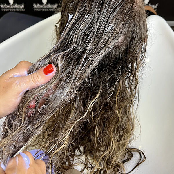 Application du masque Neutralisant BlondMe sur cheveux mouillés